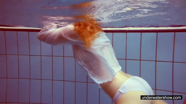 Голая телочка в воде - #1