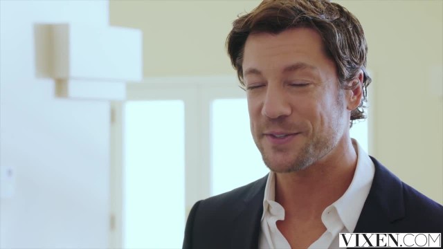 Стройная брюнетка на стояке - #2